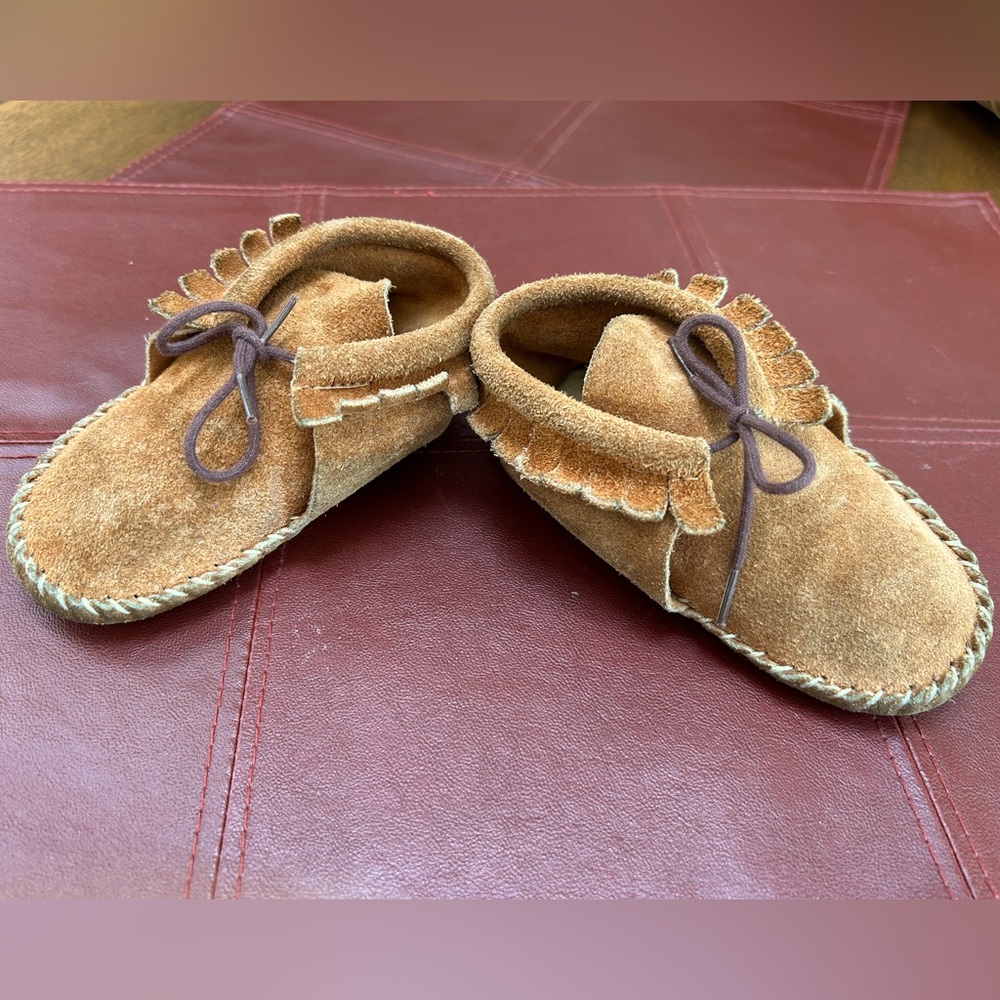 Vintage child’s Indian Moccasins Fringe sides, foam innersole. Size 6.
